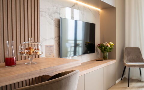 Mar di Roseto: Meubles, Propriété, Table, Plante, Cabinetry, Plante D'Appartement, Bois, Design Intérieur, Comptoir, Chaise