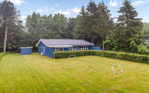 Marlina - 30Km from the Sea: Domicile, Chalet, Porche, Dur, Siding, Plate-Forme, Ombre, Planche, Biens, Batiments Jardin