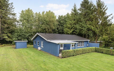 Marlina - 30Km from the Sea: Domicile, Chalet, Porche, Dur, Siding, Plate-Forme, Ombre, Planche, Biens, Batiments Jardin