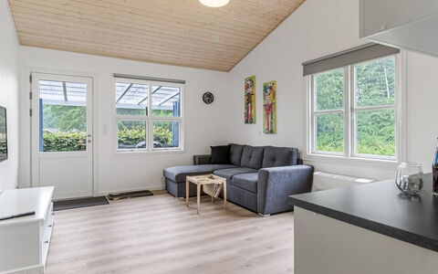 Marlina - 30Km from the Sea: Domicile, Chalet, Porche, Dur, Siding, Plate-Forme, Ombre, Planche, Biens, Batiments Jardin