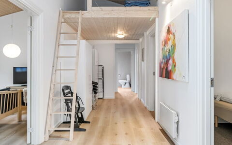 Marlina - 30Km from the Sea: Domicile, Chalet, Porche, Dur, Siding, Plate-Forme, Ombre, Planche, Biens, Batiments Jardin