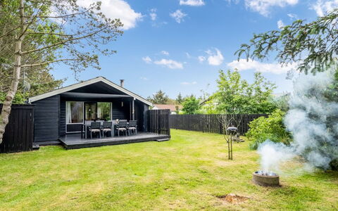 Jukka - 2Km from the Sea: Maison, Domicile, Toit, Chalet, Biens, Aménagement Paysager, Batiments Jardin, Siding, Ferme