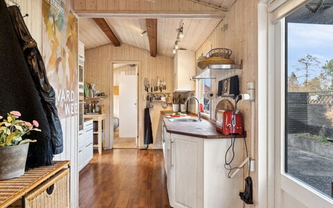 Arlina - 750M from the Sea: Bois, Meubles, Domicile, Principaux Appliance, Plafond, Pièce, Cuisine, Cabinetry, Appareil De Cuisine, Comptoir