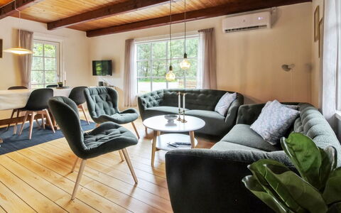 Hila: Meubles, Design Intérieur, Sol, Sol, Bois, Canapé, Salon, Parquet, Table, Pièce