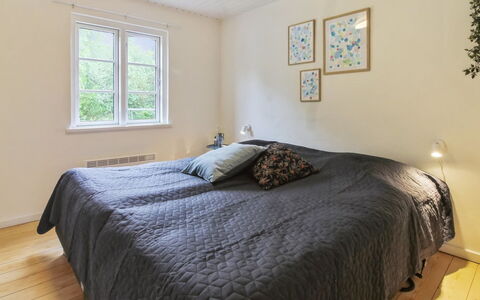 Hila: Lit, Chambre, Bois, Sol, Design Intérieur, Drap De Lit, Sol, Literie, Parquet, Cadre De Lit