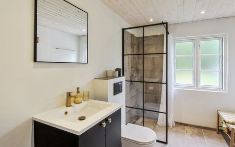 Hila: Sol, Design Intérieur, Sol, Luminaire Plomberie, Salle De Bains, Plomberie, Toilette, Porte, Pièce, Armoire De Toilette