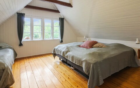 Hila: Sol, Chambre, Sol, Bois, Parquet, Lit, Design Intérieur, Plafond, Drap De Lit, Meubles