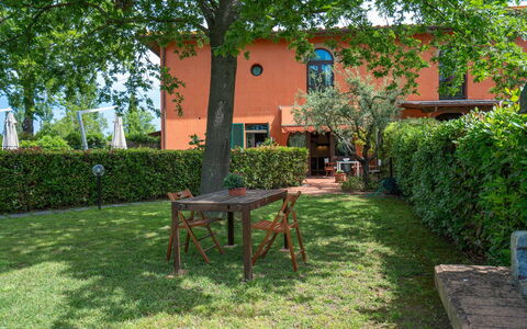 Casa Bellosguardo a Vinci: Plante, Propriété, Table, Fenêtre, Arbre, Feuille, Bâtiment, Mobilier De Jardin, Lot Terre, Tableau De Plein Air