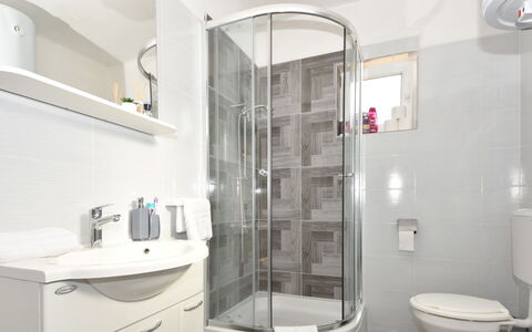 Ivan: Miroir, Propriété, Luminaire Plomberie, Blanc, Salle De Bains, Violet, Noir, Armoire De Toilette, Évier