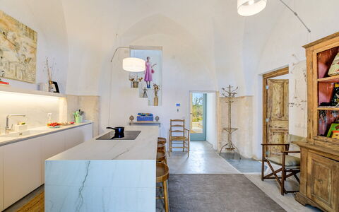 Lamia del Grano: Propriété, Meubles, Cabinetry, Cadre, Bleu Azur, Design Intérieur, Éclairage, Table, Tiroir, Bâtiment