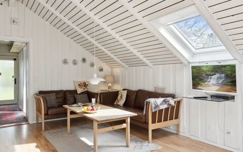 Lennart - 4Km from the Sea: Bleu, Arbuste, Chalet, Couverture De Sol, Jardin, Biens, Ombre, Aménagement Paysager, Ferme, Eco Hôtel