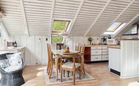 Lennart - 4Km from the Sea: Bleu, Arbuste, Chalet, Couverture De Sol, Jardin, Biens, Ombre, Aménagement Paysager, Ferme, Eco Hôtel