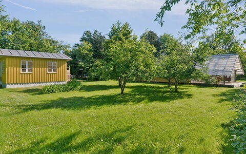 Lennart - 4Km from the Sea: Bleu, Arbuste, Chalet, Couverture De Sol, Jardin, Biens, Ombre, Aménagement Paysager, Ferme, Eco Hôtel
