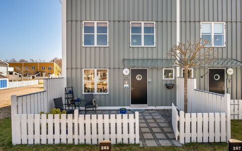 Monja - 50M from the Sea: Maison, Domicile, Porte, Toit, Chalet, Biens, Jardin, Ombre, Siding, Cour