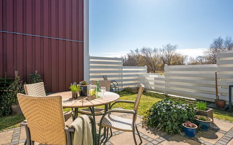 Monja - 50M from the Sea: Maison, Domicile, Porte, Toit, Chalet, Biens, Jardin, Ombre, Siding, Cour