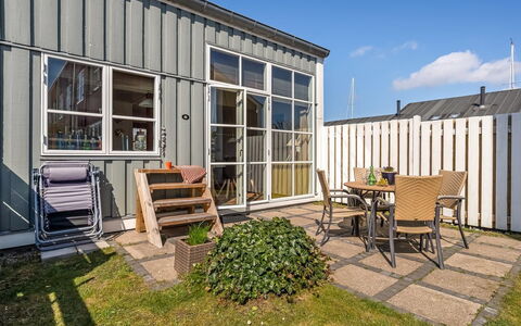 Monja - 50M from the Sea: Maison, Domicile, Porte, Toit, Chalet, Biens, Jardin, Ombre, Siding, Cour