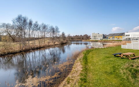 Monja - 50M from the Sea: Maison, Domicile, Porte, Toit, Chalet, Biens, Jardin, Ombre, Siding, Cour