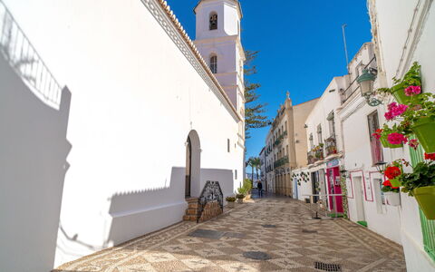 Iglesia: L'Eau, Ciel, Propriété, Bâtiment, Plante, Bleu, Bleu Azur, Piscine, La Nature, Arbre