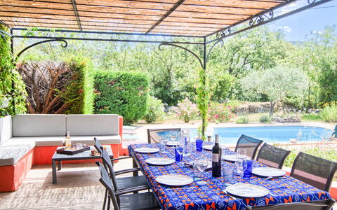 Villa Camilia: Table, Meubles, Plante, Propriété, Chaise, La Nature, Mobilier De Jardin, Design Intérieur, Ombre, L'Eau
