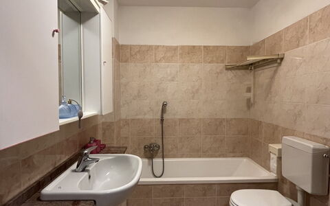 Bruna: Robinet, Luminaire Plomberie, Propriété, Lavabo, Évier, Bâtiment, Miroir, Baignoire, Salle De Bains