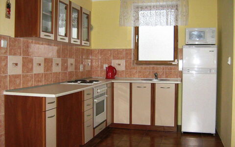 Smrž: Cabinetry, Comptoir, Evier, Cuisine, Fenêtre, Bois, Évier, Cuisinière, Bâtiment, Design Intérieur