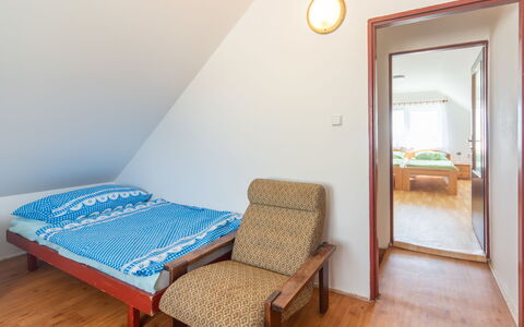 Smrž: Bois, Chambre, Sol, Domicile, Sol, Lit, Drap De Lit, Meubles, Cadre De Lit, Literie