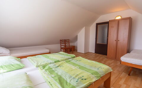Smrž: Bois, Chambre, Lit, Sol, Drap De Lit, Literie, Sol, Cadre De Lit, Linge, Plafond