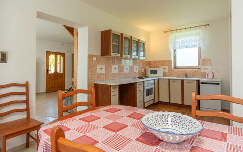 Smrž: Sol, Plafond, Tache De Bois, Table Cuisine Et Salle A Manger, Chaise, Dur, Salle À Manger, Ferme, Plante D'Appartement