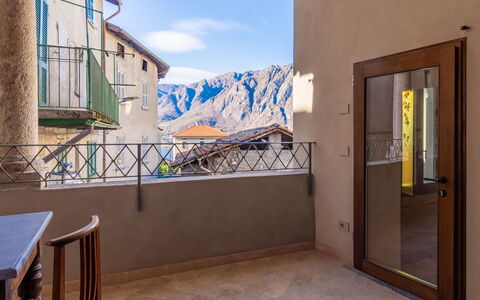 La Loggia: Ciel, Fenêtre, Bâtiment, Nuage, Peindre, Design Intérieur, Bois, Art, Immobilier, Ombre