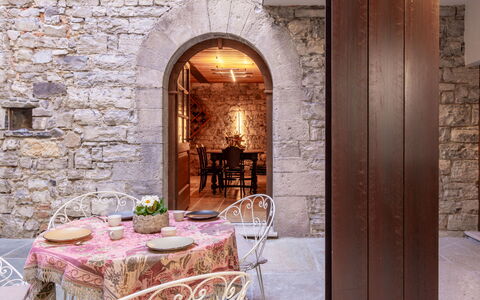 La Loggia: Meubles, Table, Bâtiment, Chaise, Vaisselle, Porte, Design Intérieur, Nappe De Table, Décoration, Mobilier De Jardin