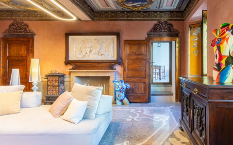 La Loggia: Cadre, Meubles, Propriété, Bleu Azur, Bleu, Design Intérieur, Éclairage, Bois, Architecture, Jaune