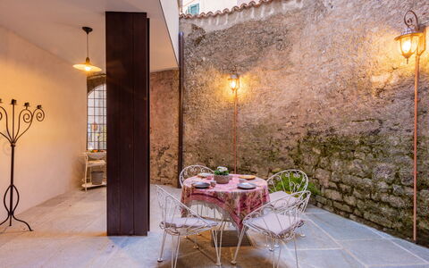 La Loggia: Table, Meubles, Chaise, Plante, Bois, Architecture, Design Intérieur, Bâtiment, Sol, Sol
