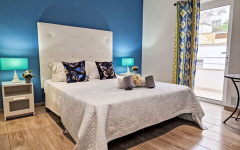 Cristal Vip Properties: Meubles, Bleu, Design Intérieur, Sol, Sol, Lit, Chambre, Bois, Pièce, Drap De Lit