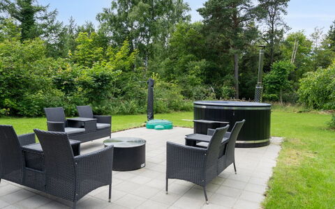 Anett - 375M from the Sea: Herbe, Prairie, Paysage, Écorégion, Plaine, Communauté Des Plantes, Lot Terre, Mobilier De Jardin, Prairie, Formations Arbustives