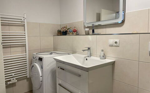 Kuhlmann: Miroir, Robinet, Évier, Bâtiment, Luminaire Plomberie, Cabinetry, Propriété, Lavabo, Armoire De Toilette, Maison