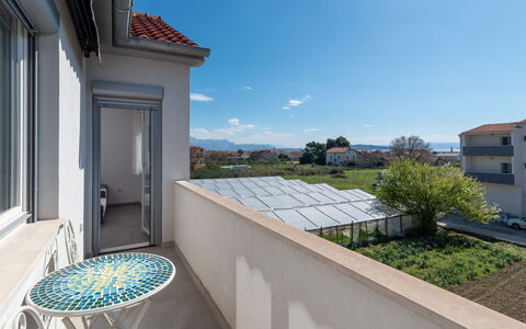 Kaštela 201: Ciel, Bâtiment, Plante, Bleu Azur, Nuage, Fenêtre, Ombre, Design Intérieur, Condominium, Design Urbain