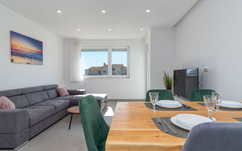 Kaštela 201: Meubles, Table, Propriété, Bâtiment, Canapé, Design Intérieur, Bois, Fenêtre, Confort, Ombre