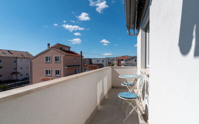 Kaštela 201: Nuage, Ciel, Propriété, Bâtiment, Fenêtre, Bleu Azur, Ombre, Architecture, Maison, Design Urbain