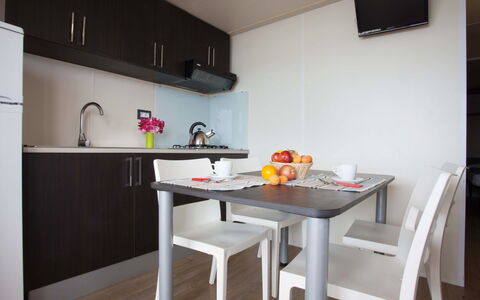 Peschiera del Garda 687: Propriété, Meubles, Table, Cabinetry, Robinet, Évier, Evier, Design Intérieur, Bois, Sol