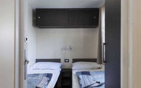 Peschiera del Garda 687: Bâtiment, Sol, Plafond, Cabine, Sol, Pièce, Luminaire