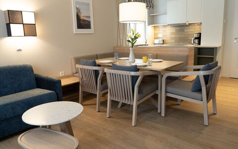 Boltenhagen 500: Table, Meubles, Propriété, Cadre, Canapé, Bois, Design Intérieur, Plante D'Appartement, Sol, Sol