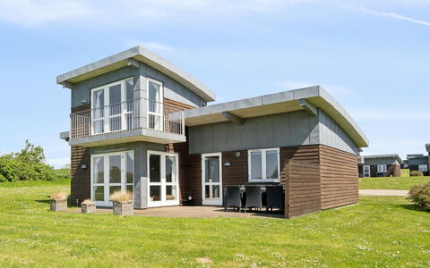 Halvor - 275M from the Sea: Toit, Maison, Domicile, Chalet, Porte, Siding, Plate-Forme, Porche, Planche, Dur