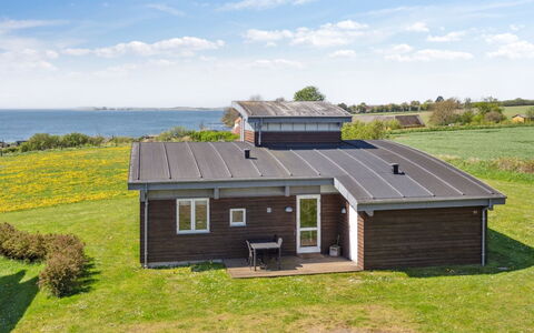 Halvor - 275M from the Sea: Toit, Maison, Domicile, Chalet, Porte, Siding, Plate-Forme, Porche, Planche, Dur