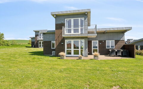 Halvor - 275M from the Sea: Toit, Maison, Domicile, Chalet, Porte, Siding, Plate-Forme, Porche, Planche, Dur