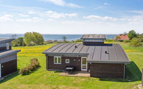 Halvor - 275M from the Sea: Toit, Maison, Domicile, Chalet, Porte, Siding, Plate-Forme, Porche, Planche, Dur