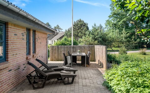 Elsi - 1.3Km from the Sea: Arbuste, Jardin, Domicile, Lot Terre, Mobilier De Jardin, Chalet, Couverture De Sol, Aménagement Paysager, Arrière-Cour