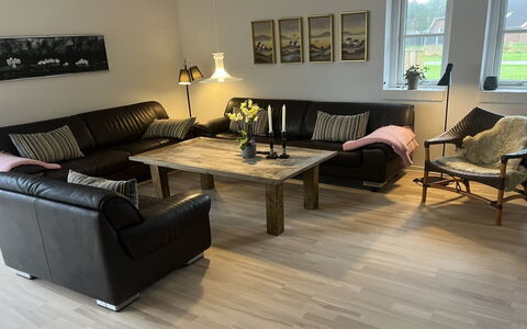 Elsi - 1.3Km from the Sea: Meubles, Sol, Canapé, Parquet, Sol, Design Intérieur, Salon, Bois, Revêtement De Sol Stratifié, Domicile