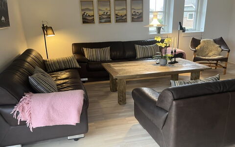 Elsi - 1.3Km from the Sea: Meubles, Canapé, Sol, Design Intérieur, Sol, Salon, Bois, Parquet, Pièce, Domicile