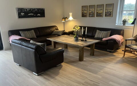 Elsi - 1.3Km from the Sea: Meubles, Sol, Canapé, Parquet, Sol, Bois, Design Intérieur, Salon, Revêtement De Sol Stratifié