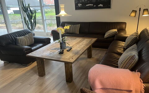 Elsi - 1.3Km from the Sea: Meubles, Sol, Canapé, Design Intérieur, Sol, Parquet, Bois, Salon, Table, Pièce